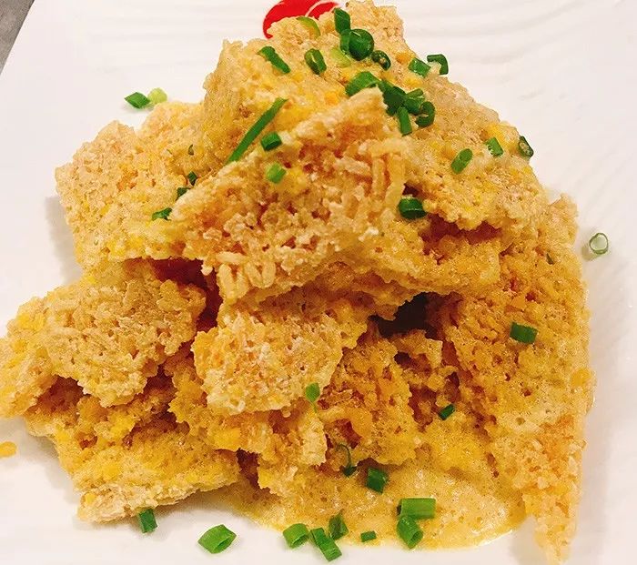 关键是 卷上一张饼,加点葱白 这个味道把我吸引了 锅巴表面有咸蛋黄
