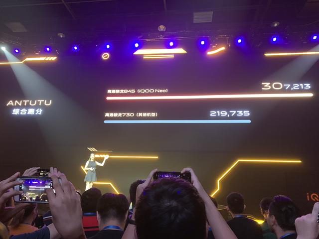 骁龙8454500mah电池卖1798iqooneo掀起性价比风暴