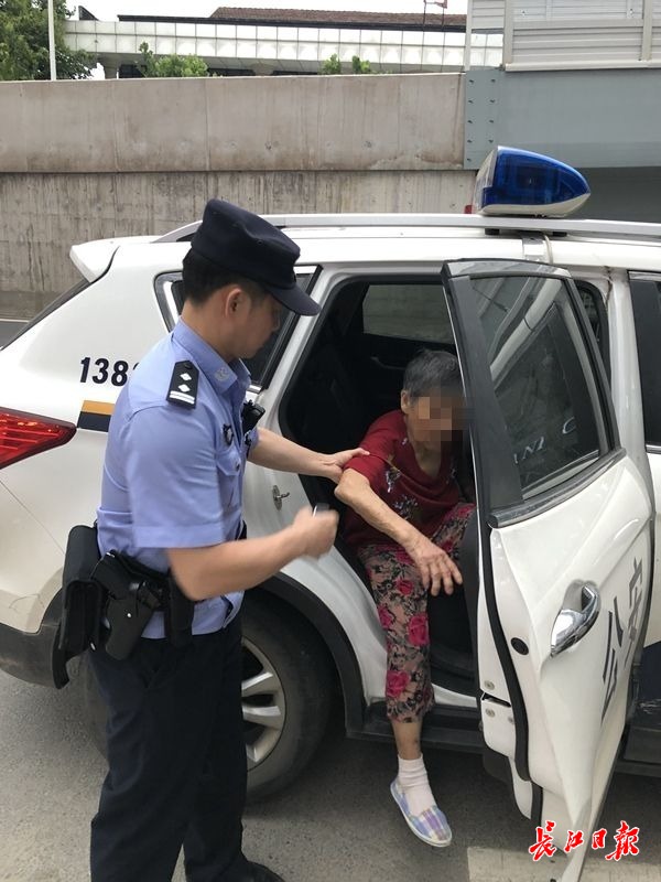 84岁老人忘记回家路,民警迅速定位送其回家 bbin电子游戏网站