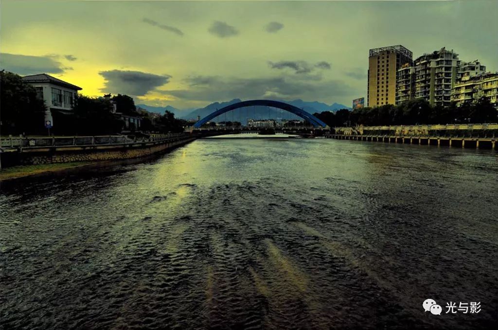 中国【光与影】摄影作品网 2019年7月2日封面