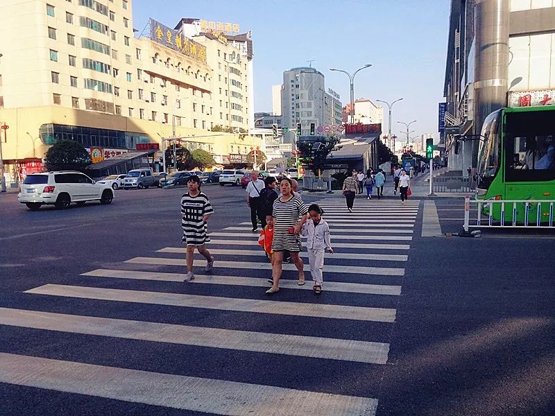 划线,人性化设置市中心城区龙井北路与钟山大道交叉口的人行斑马线后