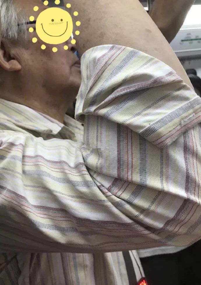 高小微:硬核大爷带“勿需让座”小牌坐地铁,热搜安排上了! 澳门银河在线注册
