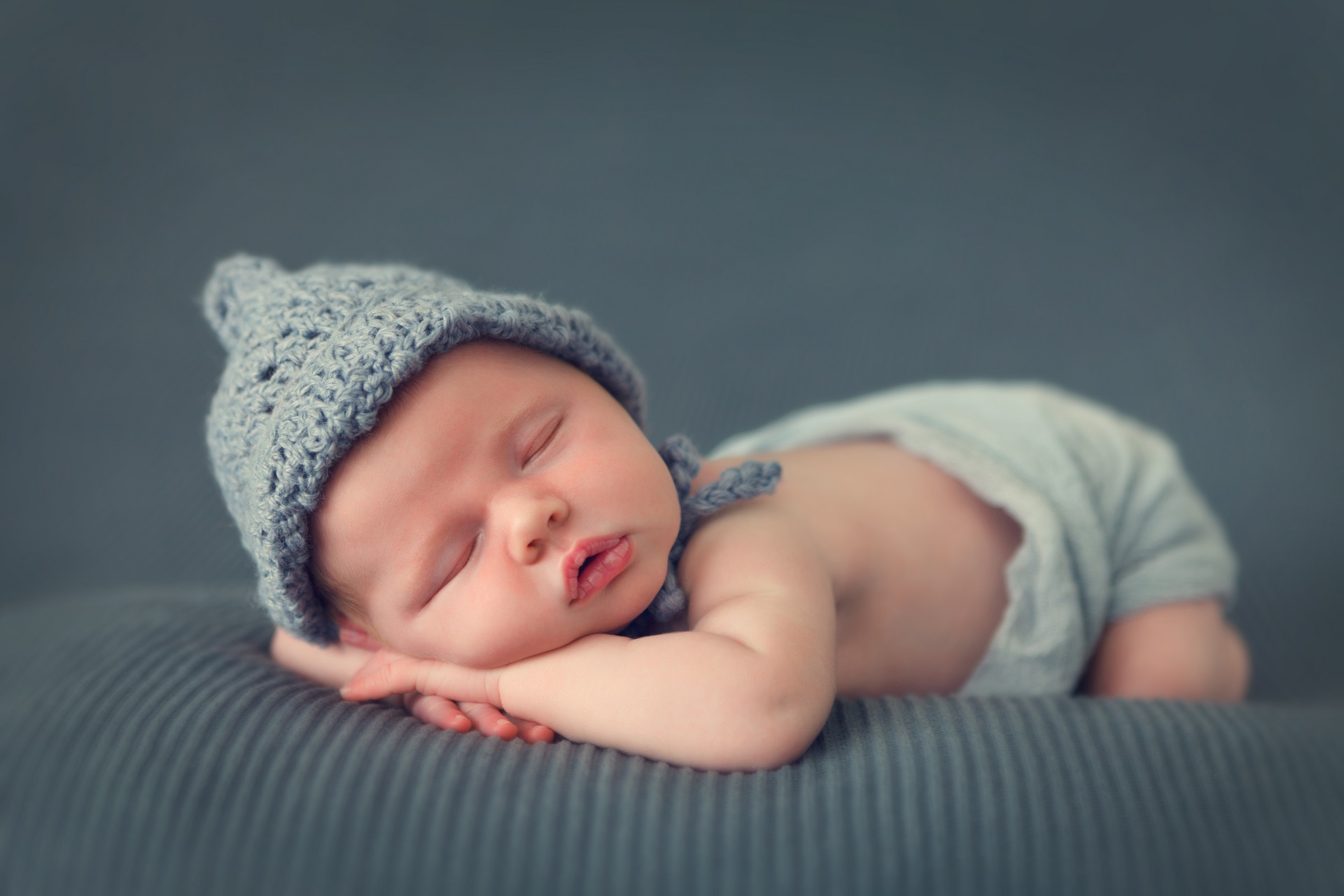 婴儿睡姿怎样才正确（新生儿的正确睡姿）-幼儿百科-魔术铺