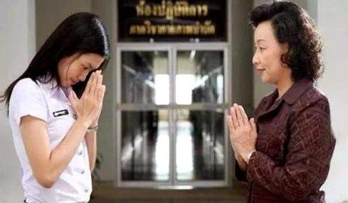 >> 文章内容 >> 到泰国要知道的礼仪  泰国人见面时要各自在胸前合十
