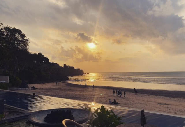 林心如和霍建华结婚3年,再回巴厘岛微笑自拍,