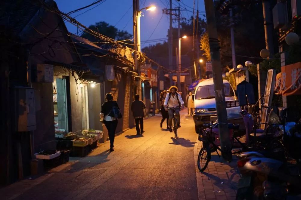 夜晚下班回家的行人