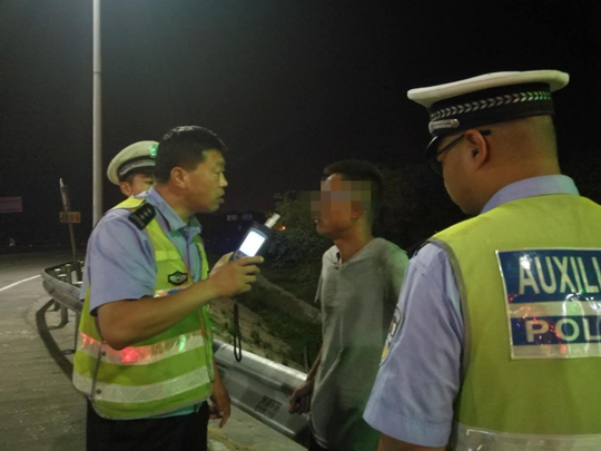 男子凌晨醉驾讨欠款 酒劲发作错过两个高速出口遇到交警 钱柜娱乐城