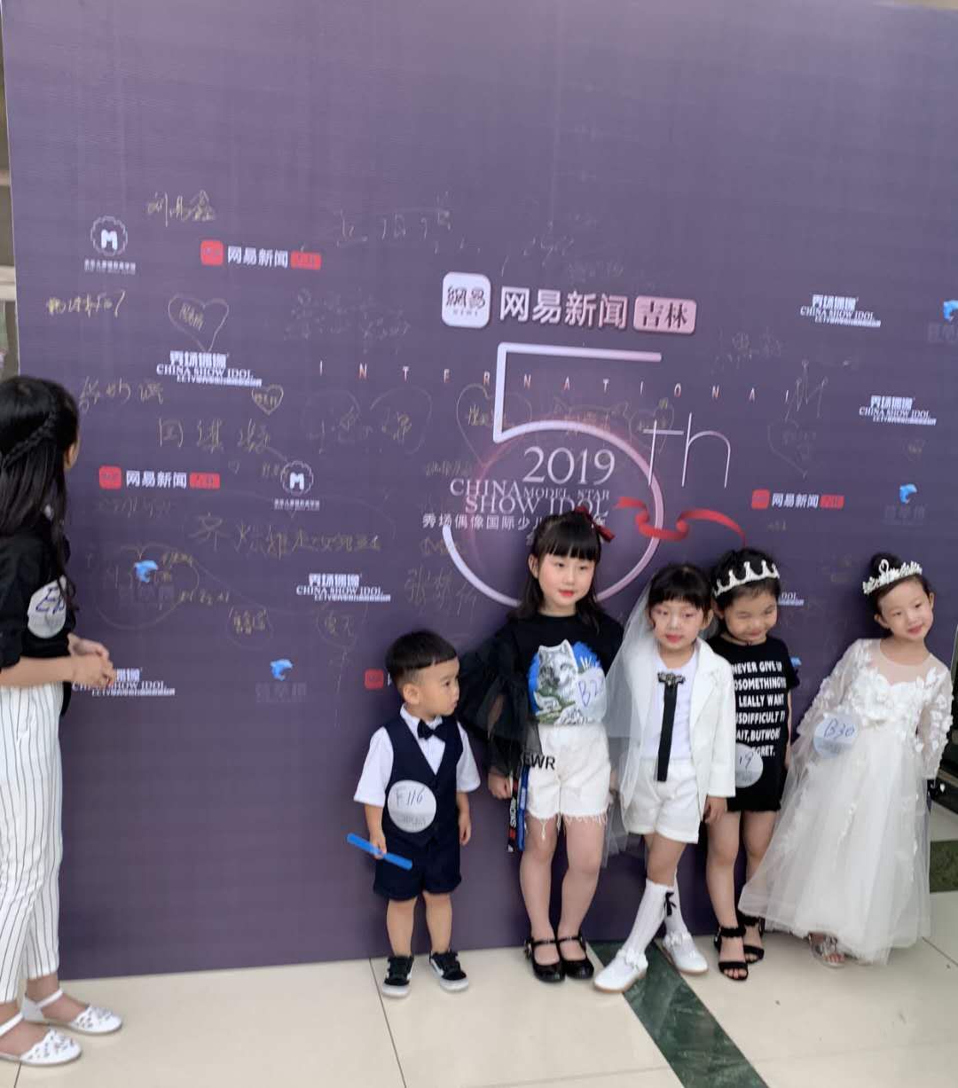 王禹焜小朋友比赛过程 王禹焜小朋友比赛过程 王禹焜小朋友在签名墙上