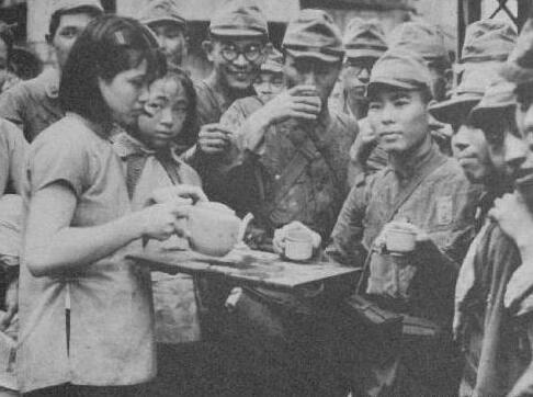 唐嫣孕肚照首曝光？孕肚大到遮不住，走路小心翼翼全程获助理搀扶