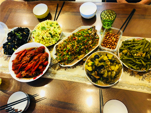放假带孩子回老家,老妈特意下厨做一桌农家菜,怎么吃都吃不腻! 黄色视频网