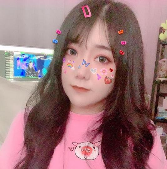 在斗鱼嘉年华的时候,各大主播悉数亮相武汉跟粉丝们互动,旭旭宝宝,pdd