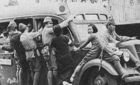 唐嫣孕肚照首曝光？孕肚大到遮不住，走路小心翼翼全程获助理搀扶