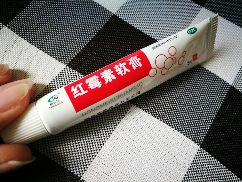 2、谨慎使用抗生素类软膏常见的红霉素软膏、百多邦软膏等，其中的化学成
