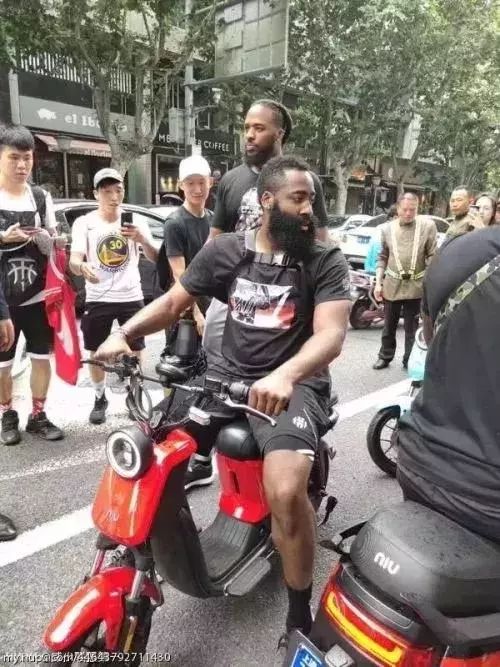 哈登骑电驴违反交规,发微博向大家道歉