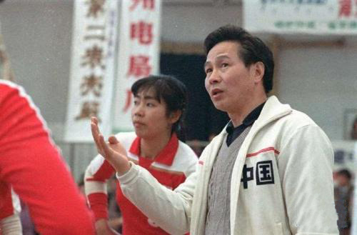 原创袁伟民师哥带女排夺世界冠军!却被迫辞职,今83岁身体硬朗爱钓鱼
