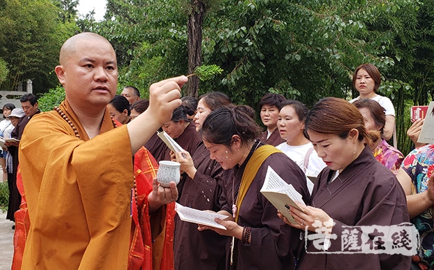 惟正法师代表甘泉寺向智光法师赠送书法作品 (转载自:枣庄市甘泉寺