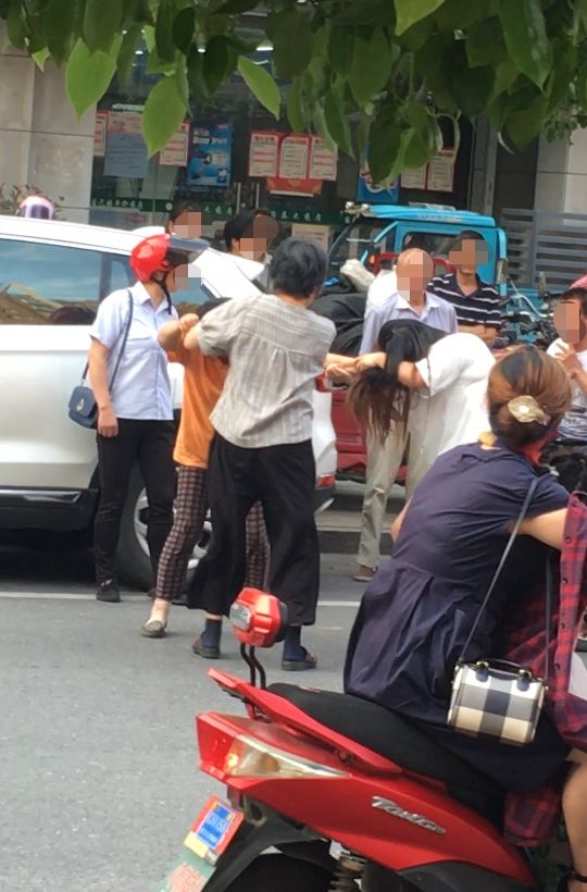 这是闹哪样昨天镇江新区新禧路三个女子当街打架疑似是因为