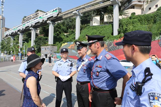 重庆轨道交通来了两名意大利警察巡逻
