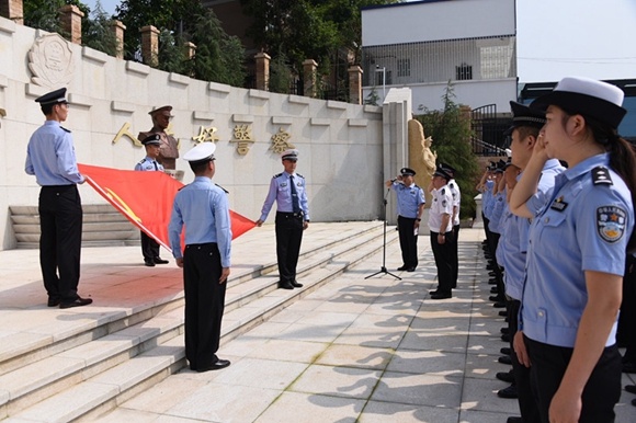 7月1日,重庆市公安局渝北区分局在"时代楷模"杨雪峰同志先进事迹