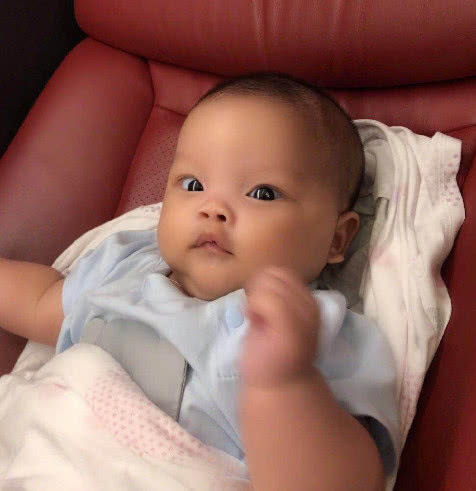 婴儿一般几个月出现双眼皮 c73e8510b8f34d3e9cd047a1bbbb3f8c.jpeg