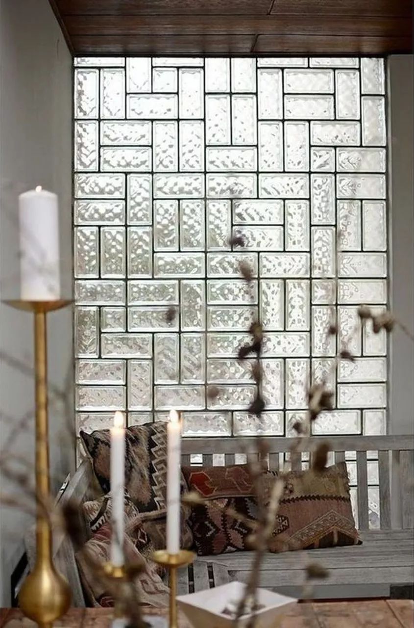 玄关的采光一般很差,用玻璃砖作为隔断墙,将室内的光线引到玄关处.