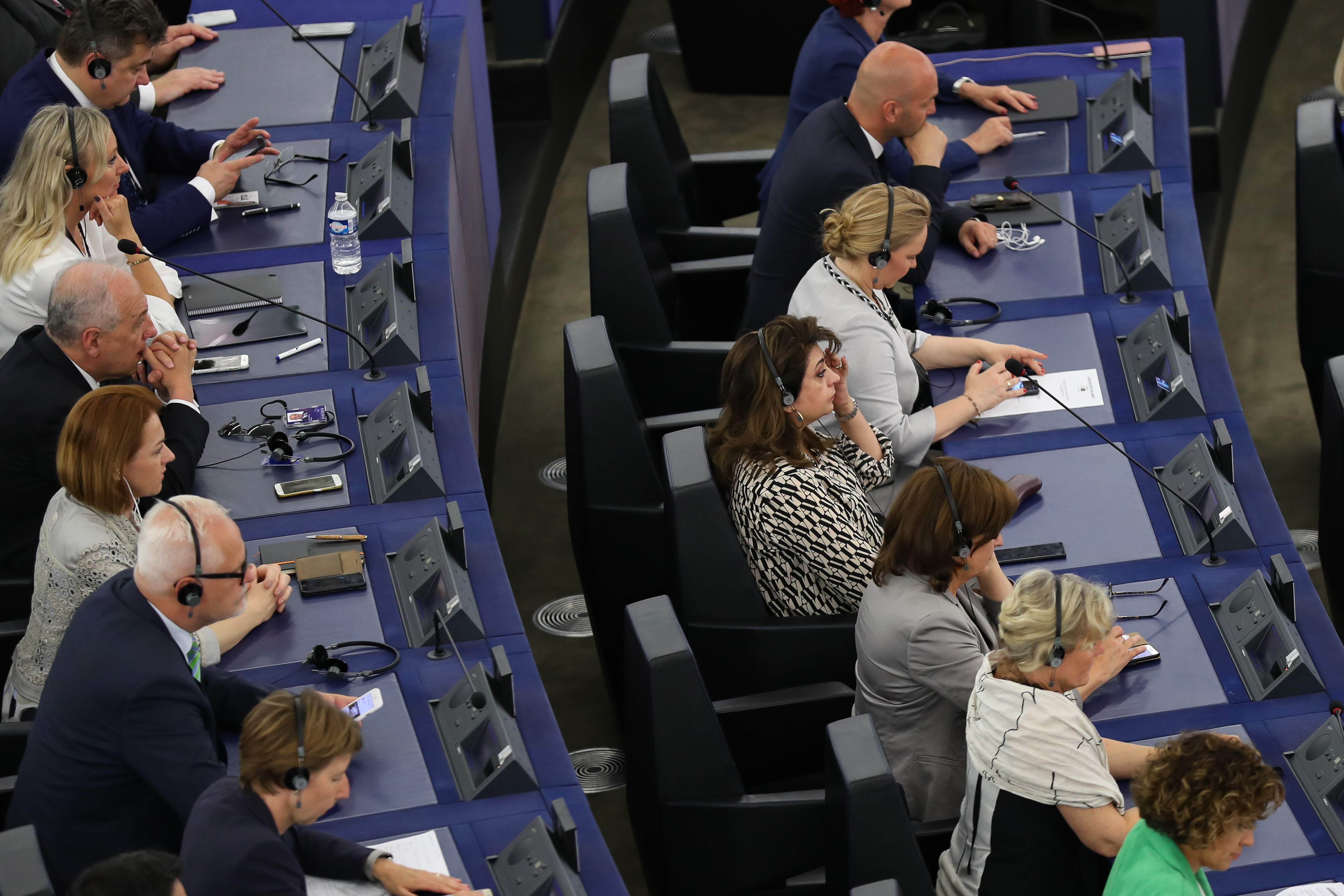 7月2日,在法国斯特拉斯堡欧洲议会总部,新当选议员参加全体会议.