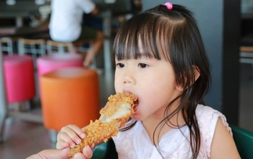                     告诫：9岁女娃来“姨妈”，元凶是孩子爱吃的食物，家长别不上心