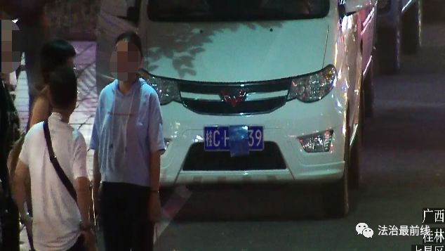 男子用牛皮纸挡车牌站在路边聊天,3分钟后……他追悔莫及!! 电子游艺城注册
