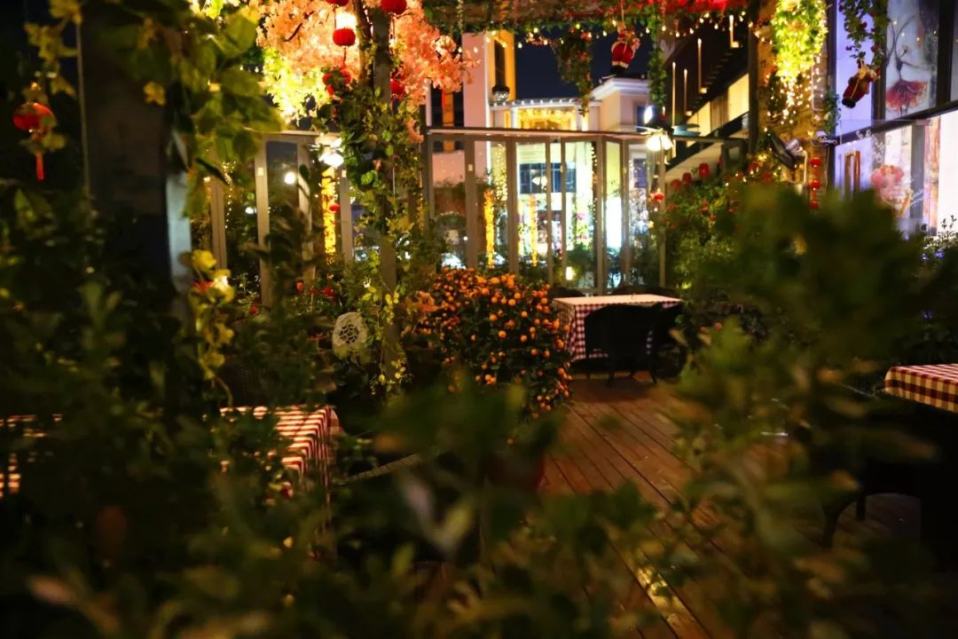 颜控必入!打卡这家藏在桥南内的浪漫花园主题餐厅