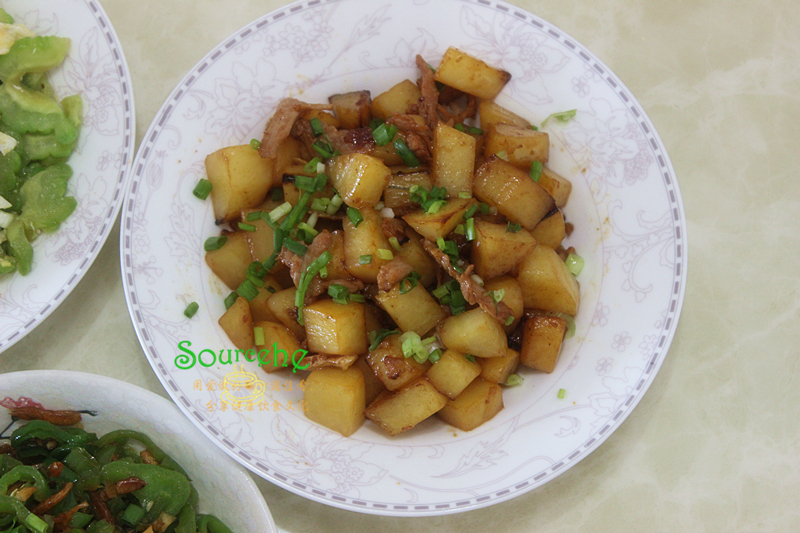 如何炒土豆块简单又好吃 e3a9adc6f00644b3ad93ba98d378a1e0.jpeg