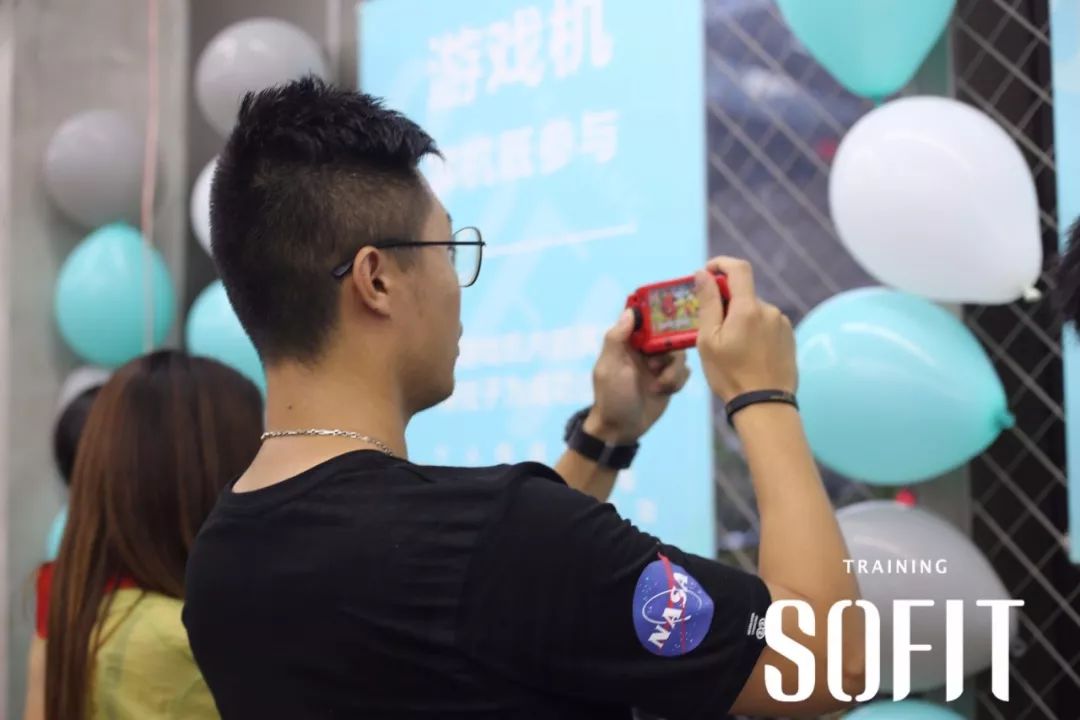感谢各种上台演讲的小伙伴,创始人冰箱 火柴,合伙人grace zero,麦地