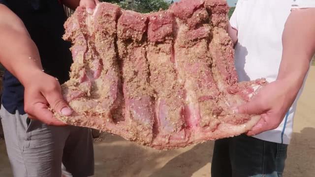 云南大哥买20斤猪肉卷了叶子在肉里烤好美味无比比烤猪香