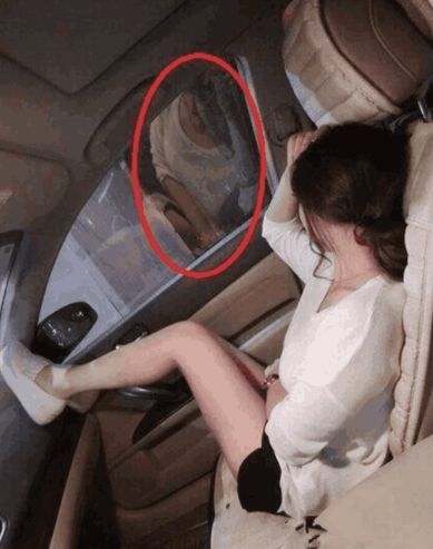 妹子,长点心吧,你这车窗是透明的,旁边的人看着你呢,不尴尬吗 盈丰娱乐棋牌