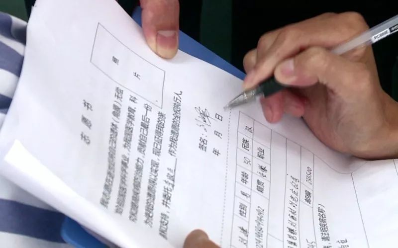 刘峰在志愿书上签字. 图片来源: 蒙城县红十字会