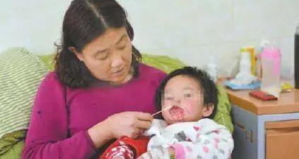                     悲剧！11个月大男婴挂水后回家忘记喂乳，醒来竟已断气！