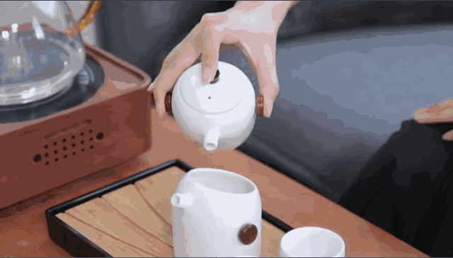 所以冲泡任何一种茶叶时,都需要先用开水将所有器皿都烫一遍.