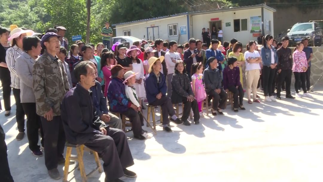 西和县洛峪镇举行关坝村易地扶贫搬迁安置点集中搬迁入住仪式