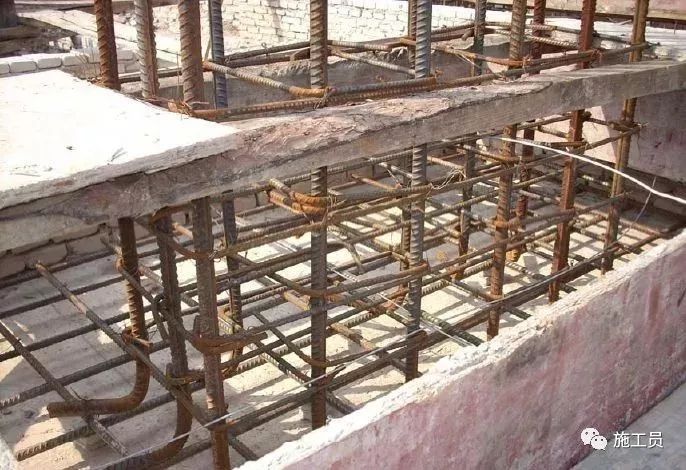 基础钢筋垫块设置符合要求,保证了基础底部钢筋保护层厚度.