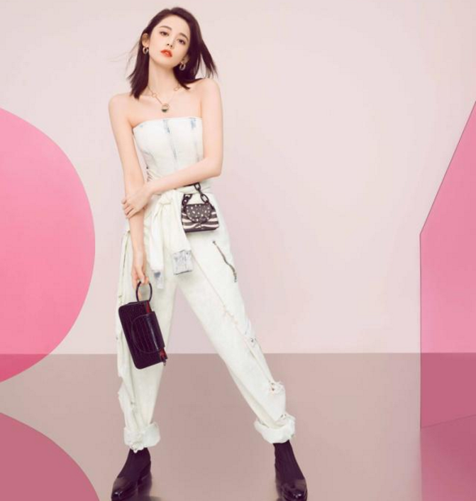 夏日里,一袭吊带裙,身材曲线被完美勾勒出来,一颦一笑都彰显风情万种