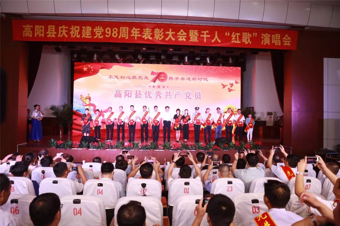 县长闫向阳给优秀共产党员颁奖