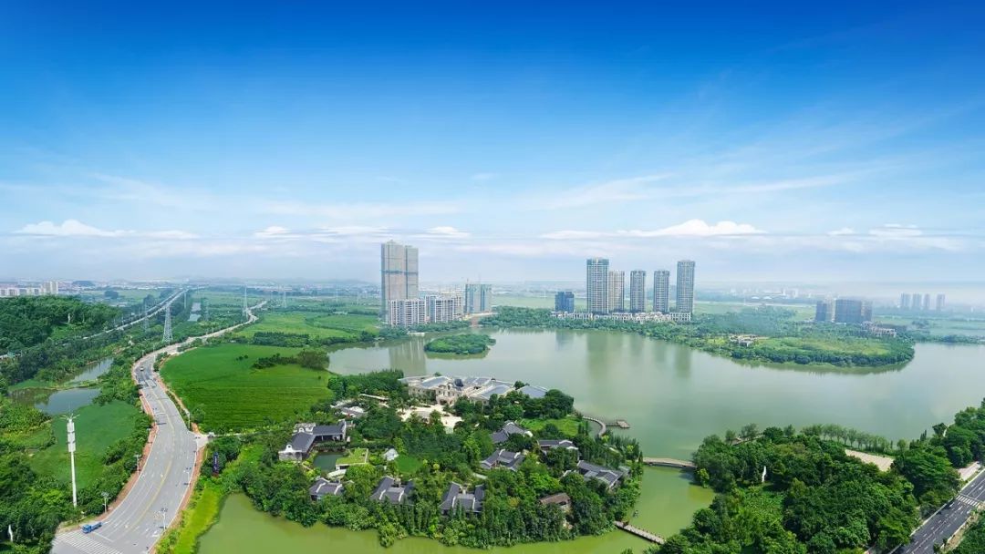 项目实景图每日清晨,水面荡漾的缕缕微波,被轻柔江湖风叫醒;每日傍晚