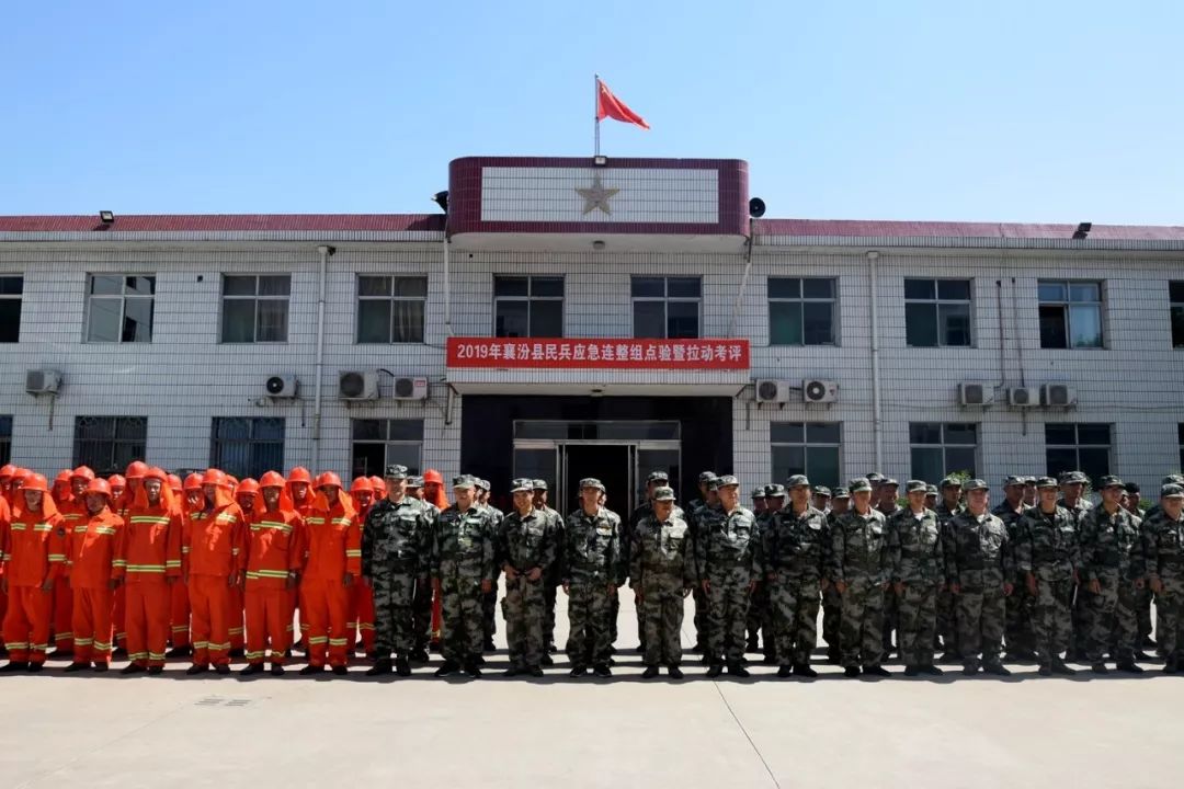 身着迷彩服,军容严整,士气高昂,精神抖擞接受临汾军分区民兵整组验收