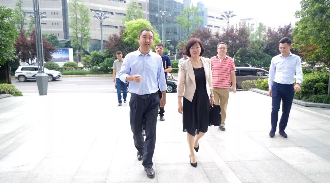 贵阳市大数据局局长吴宏春,副局长李祥一行,考察贵阳大数据交易所
