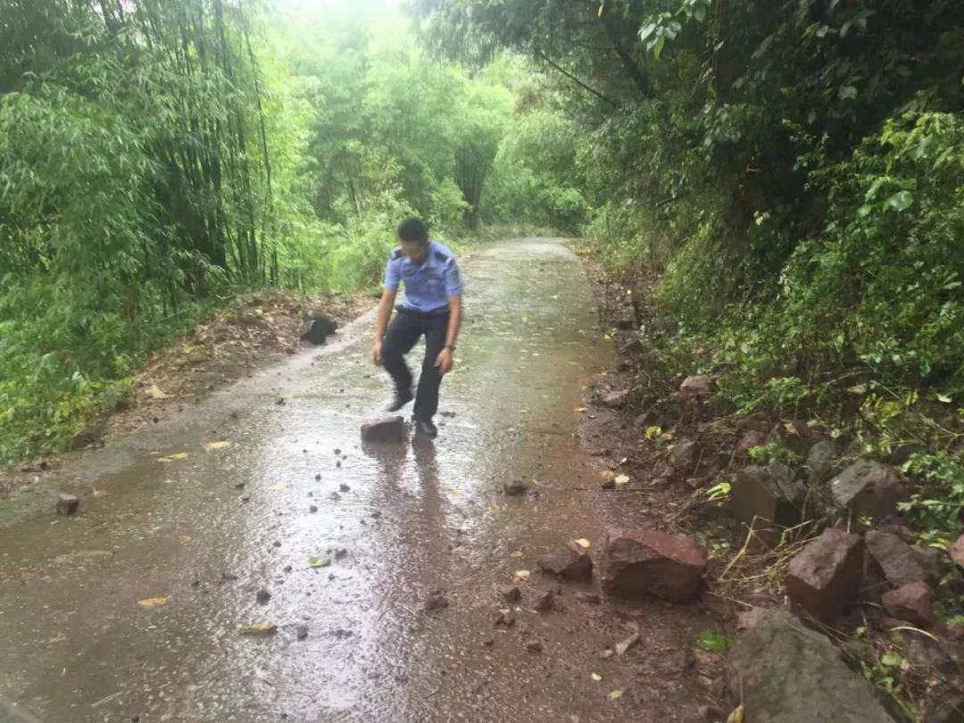 民警冒雨送老人回家村民点赞很温暖