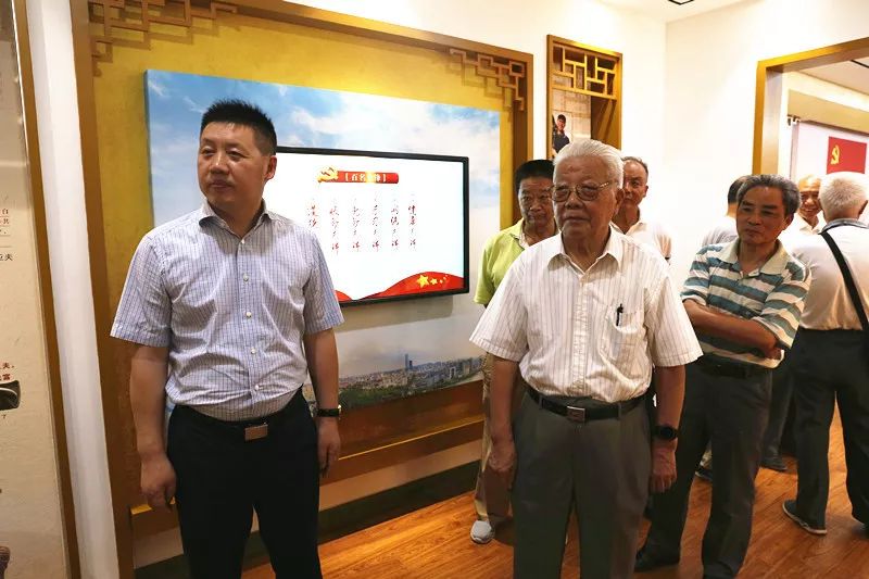 钱永波等老领导在政治生活馆过组织生活