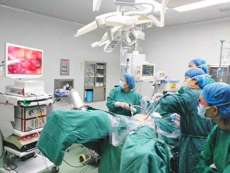 妇科微创团队顺利开展腹腔镜下盆腔囊肿剥除术,再现精湛手术水平!