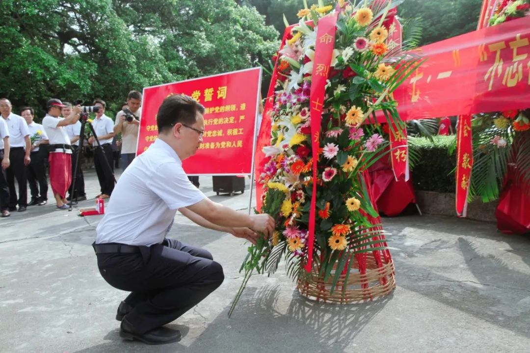 图为博白联社党委副书记宾能松为烈士们献上鲜花-end-返回搜狐,查看