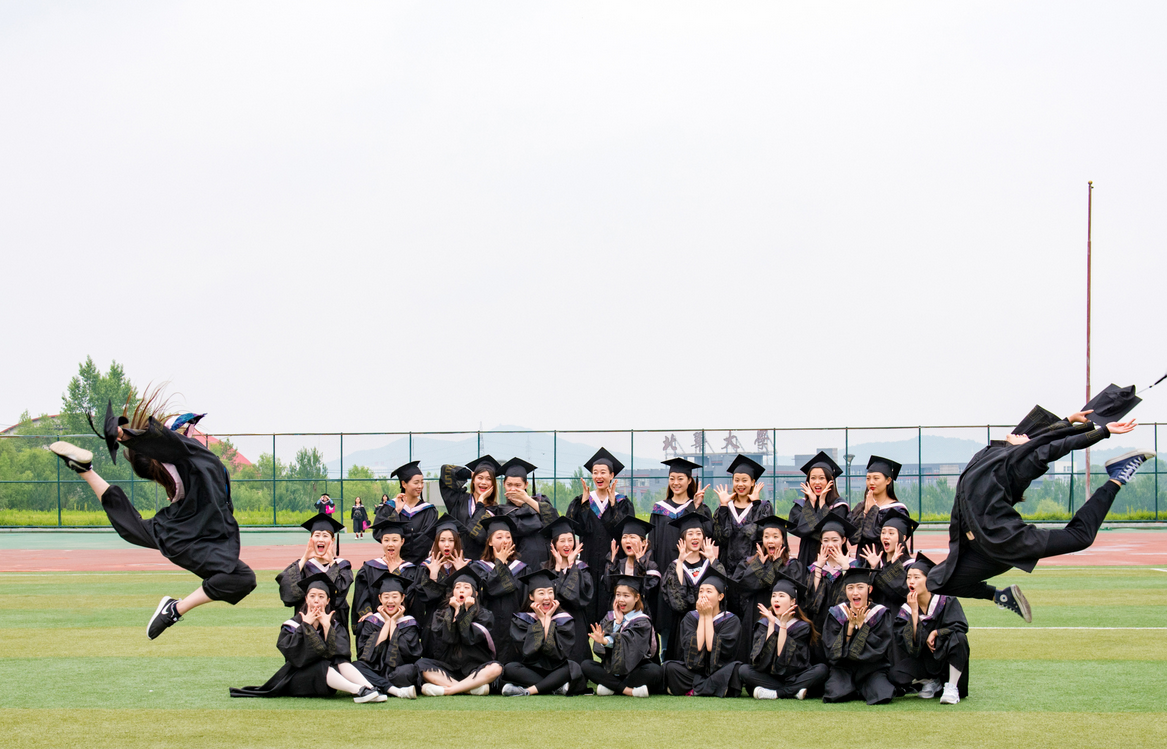 内蒙古商贸职业学院的大学生毕业照,男女生集体穿婚纱