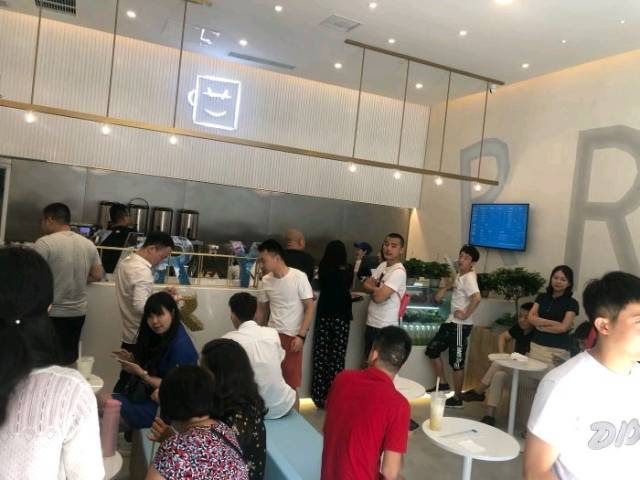 王俊凯父母开奶茶店,人气火爆,被指消耗儿子名气圈钱?