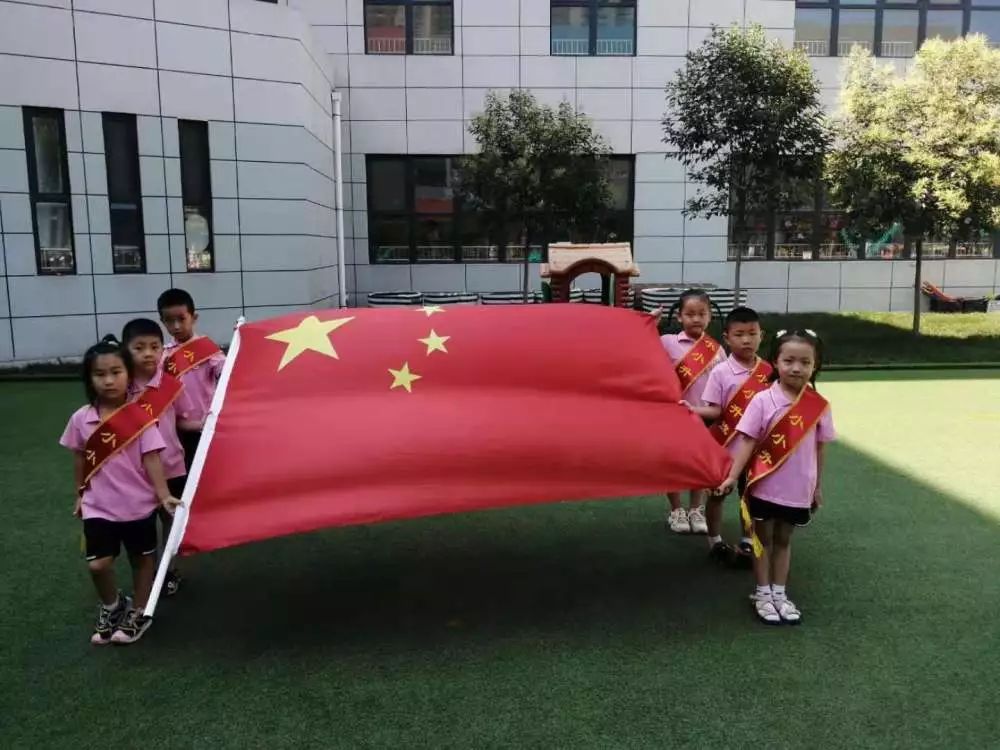 向国旗敬礼— —学府书香苑幼儿园升旗仪式